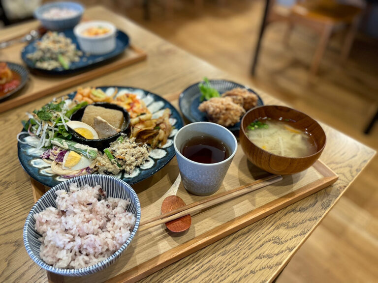 2050年に向けたダイニング：地元食材や昆虫をメニューに追加